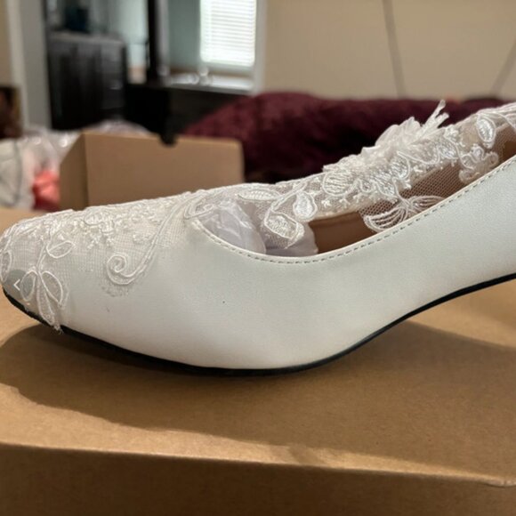 White lace shoes size 8 - Picture 2 of 2